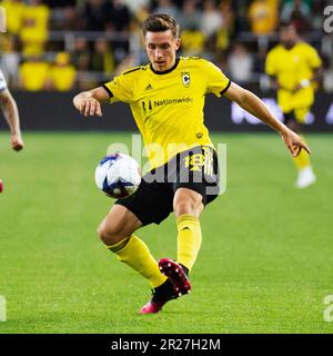 Columbus, Ohio, USA. 17. Mai 2023. Malte Amundson (18), Verteidiger der Columbus Crew, trägt den Ball gegen die Los Angeles Galaxy in ihrem Spiel in Columbus, Ohio. Brent Clark/Cal Sport Media/Alamy Live News Stockfoto