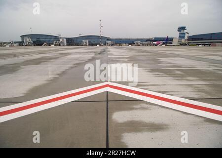 Bukarest, Rumänien. 17. Mai 2023: Der neueste Flugzeugparkplatz des Internationalen Flughafens Bukarest Henri Coanda (AIHCB) in Otopeni, 16,5 km nördlich von Bukarest. National Company Bukarest Airports kündigt den Beginn des Aufnahmeverfahrens nach Abschluss der Ausbauarbeiten für den Einsteig-/Aussteigeplatz Nr. an 1 von AIHCB mit vier Parkplätzen für Flugzeuge, Boeing B737, Airbus A320 oder ähnliches (Code-Buchstabe C ), mit einer Fläche von fast 16.000 Quadratmetern. Kredit: Lucian Alecu/Alamy Live News Stockfoto