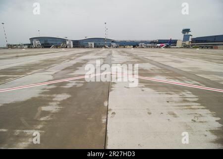 Bukarest, Rumänien. 17. Mai 2023: Der neueste Flugzeugparkplatz des Internationalen Flughafens Bukarest Henri Coanda (AIHCB) in Otopeni, 16,5 km nördlich von Bukarest. National Company Bukarest Airports kündigt den Beginn des Aufnahmeverfahrens nach Abschluss der Ausbauarbeiten für den Einsteig-/Aussteigeplatz Nr. an 1 von AIHCB mit vier Parkplätzen für Flugzeuge, Boeing B737, Airbus A320 oder ähnliches (Code-Buchstabe C ), mit einer Fläche von fast 16.000 Quadratmetern. Kredit: Lucian Alecu/Alamy Live News Stockfoto