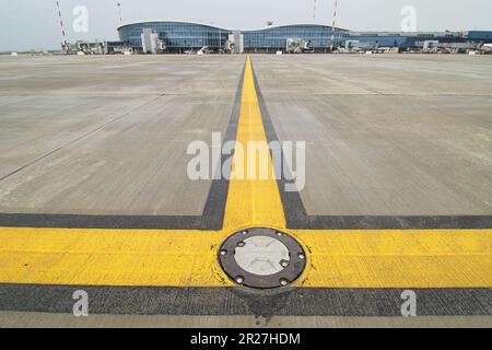 Bukarest, Rumänien. 17. Mai 2023: Der neueste Flugzeugparkplatz des Internationalen Flughafens Bukarest Henri Coanda (AIHCB) in Otopeni, 16,5 km nördlich von Bukarest. National Company Bukarest Airports kündigt den Beginn des Aufnahmeverfahrens nach Abschluss der Ausbauarbeiten für den Einsteig-/Aussteigeplatz Nr. an 1 von AIHCB mit vier Parkplätzen für Flugzeuge, Boeing B737, Airbus A320 oder ähnliches (Code-Buchstabe C ), mit einer Fläche von fast 16.000 Quadratmetern. Kredit: Lucian Alecu/Alamy Live News Stockfoto