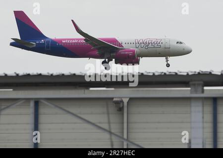 Bukarest, Rumänien. 17. Mai 2023: Ein Flugzeug der Billigfluggesellschaft Wizz Air landet am Bukarest Henri Coanda International Airport (AIHCB) in Otopeni, 16,5 km nördlich von Bukarest. National Company Bukarest Airports kündigt den Beginn des Aufnahmeverfahrens nach Abschluss der Ausbauarbeiten für den Einsteig-/Aussteigeplatz Nr. an 1 von AIHCB mit vier Parkplätzen für Flugzeuge, Boeing B737, Airbus A320 oder ähnliches (Code-Buchstabe C ), mit einer Fläche von fast 16.000 Quadratmetern. Kredit: Lucian Alecu/Alamy Live News Stockfoto