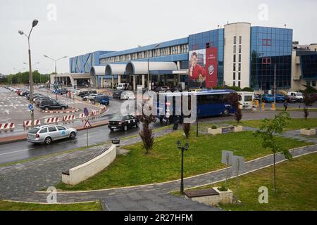 Bukarest, Rumänien. 17. Mai 2023: Abflugterminal des Internationalen Flughafens Bukarest Henri Coanda (AIHCB) in Otopeni, 16,5 km nördlich von Bukarest. National Company Bukarest Airports kündigt den Beginn des Aufnahmeverfahrens nach Abschluss der Ausbauarbeiten für den Einsteig-/Aussteigeplatz Nr. an 1 von AIHCB mit vier Parkplätzen für Flugzeuge, Boeing B737, Airbus A320 oder ähnliches (Code-Buchstabe C ), mit einer Fläche von fast 16.000 Quadratmetern. Kredit: Lucian Alecu/Alamy Live News Stockfoto