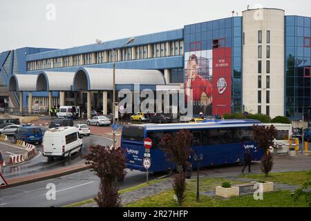 Bukarest, Rumänien. 17. Mai 2023: Abflugterminal des Internationalen Flughafens Bukarest Henri Coanda (AIHCB) in Otopeni, 16,5 km nördlich von Bukarest. National Company Bukarest Airports kündigt den Beginn des Aufnahmeverfahrens nach Abschluss der Ausbauarbeiten für den Einsteig-/Aussteigeplatz Nr. an 1 von AIHCB mit vier Parkplätzen für Flugzeuge, Boeing B737, Airbus A320 oder ähnliches (Code-Buchstabe C ), mit einer Fläche von fast 16.000 Quadratmetern. Kredit: Lucian Alecu/Alamy Live News Stockfoto