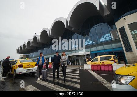 Bukarest, Rumänien. 17. Mai 2023: Ankunftsterminal des Internationalen Flughafens Bukarest Henri Coanda (AIHCB) in Otopeni, 16,5 km nördlich von Bukarest. National Company Bukarest Airports kündigt den Beginn des Aufnahmeverfahrens nach Abschluss der Ausbauarbeiten für den Einsteig-/Aussteigeplatz Nr. an 1 von AIHCB mit vier Parkplätzen für Flugzeuge, Boeing B737, Airbus A320 oder ähnliches (Code-Buchstabe C ), mit einer Fläche von fast 16.000 Quadratmetern. Kredit: Lucian Alecu/Alamy Live News Stockfoto