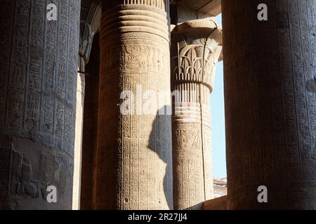 Der Tempel von Esna in Mittelägypten, dem schöpfer gott Khnum gewidmet Stockfoto