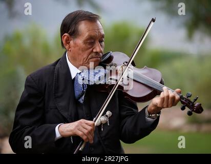 Ein Mann, der im Freien Geige spielt, Mitglied einer Mariachi-Band, in Tucson, Arizona. Schließen. Stockfoto