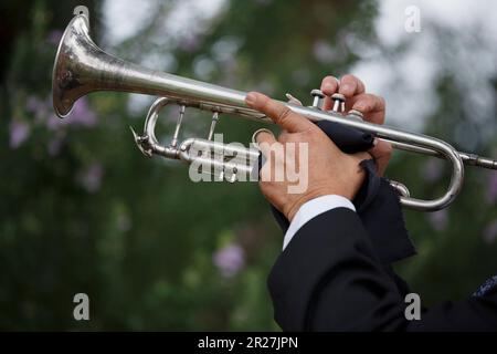 Hände eines Mariachi-Musikers, der in Tucson, Arizona, seine Trompete spielt Stockfoto