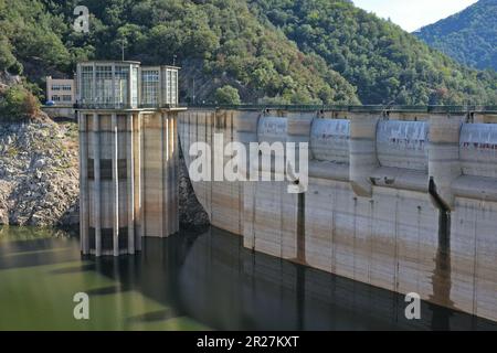 Staudamm des Sau-Reservoirs in der Region der Provinz Osona in Barcelona, Katalonien, Spanien Stockfoto