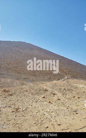 Die Rote Pyramide von Dahshur, die weltweit erste echte Pyramide, die vom pharao Sneferu der Dynastie aus dem Jahr 4. erbaut wurde Stockfoto