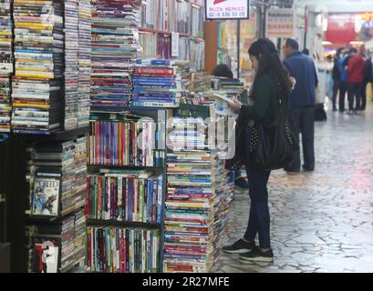 ISTANBUL, TÜRKEI - 31. OKTOBER: Traditioneller Kadikoy-Buchmarkt am 31. Oktober 2019 in Istanbul, Türkei. Stockfoto