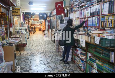 ISTANBUL, TÜRKEI - 31. OKTOBER: Traditioneller Kadikoy-Buchmarkt am 31. Oktober 2019 in Istanbul, Türkei. Stockfoto