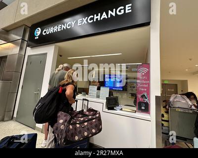 Los Angeles, Kalifornien, USA. 17. Mai 2023. Am ICE International Currency Exchange-Schild und Schalter am LAX International Airport am 17. Mai 2023 können Reisende einen Umtausch durchführen. (Kreditbild: © Amy Katz/ZUMA Press Wire) NUR REDAKTIONELLE VERWENDUNG! Nicht für den kommerziellen GEBRAUCH! Stockfoto