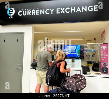 Los Angeles, Kalifornien, USA. 17. Mai 2023. Am ICE International Currency Exchange-Schild und Schalter am LAX International Airport am 17. Mai 2023 können Reisende einen Umtausch durchführen. (Kreditbild: © Amy Katz/ZUMA Press Wire) NUR REDAKTIONELLE VERWENDUNG! Nicht für den kommerziellen GEBRAUCH! Stockfoto