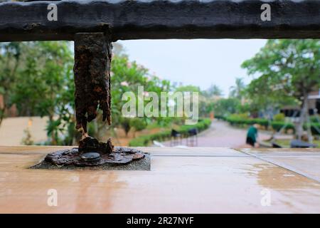 Metallstäbe mit Eisen, die unter feuchten Bedingungen und bei schlechtem Wetter Korrosion und Rost aufweisen; Metallstäbe zerstört, erodiert und von der Küstenluft weggefressen. Stockfoto