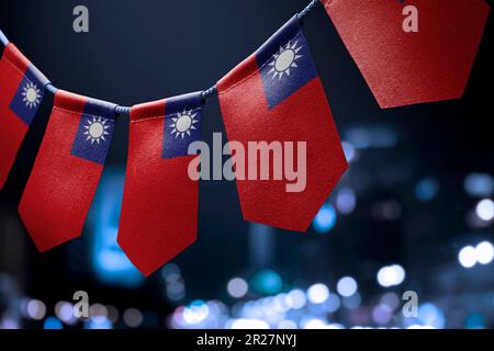 Eine Girlande mit taiwanesischen Nationalflaggen auf abstraktem, verschwommenem Hintergrund. Stockfoto