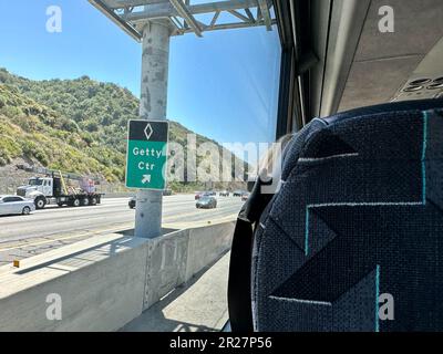 Los Angeles, Kalifornien, USA. 17. Mai 2023. Getty Center-Schild vom Fenster des Santa Barbara Airbus, der nach Süden fährt, mit Blick auf den Freeway 101 und die grünen Hügel von Kalifornien, von Santa Barbara zum Flughafen LAX (Bild: © Amy Katz/ZUMA Press Wire), NUR REDAKTIONELLE VERWENDUNG! Nicht für den kommerziellen GEBRAUCH! Stockfoto