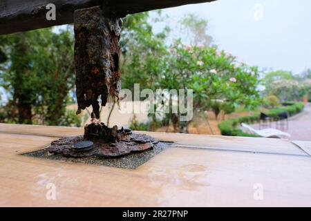 Metallstäbe mit Eisen, die unter feuchten Bedingungen und bei schlechtem Wetter Korrosion und Rost aufweisen; Metallstäbe zerstört, erodiert und von der Küstenluft weggefressen. Stockfoto