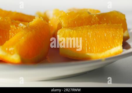 Nahaufnahme einer Scheibe Orangenfrüchte in einer Schüssel Stockfoto