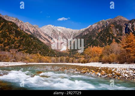 Fluss Azusagawa und Berge von Hotaka Stockfoto