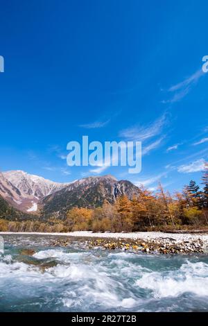 Fluss Azusagawa und Berge von Hotaka Stockfoto