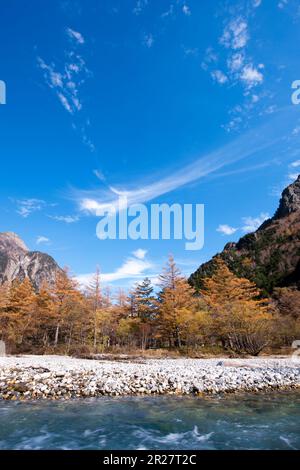 Fluss Azusagawa und Berge von Hotaka Stockfoto