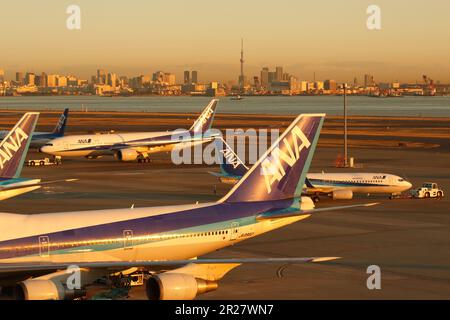 Flugzeuge am Flughafen Haneda und Sky Tree in der Morgensonne Stockfoto