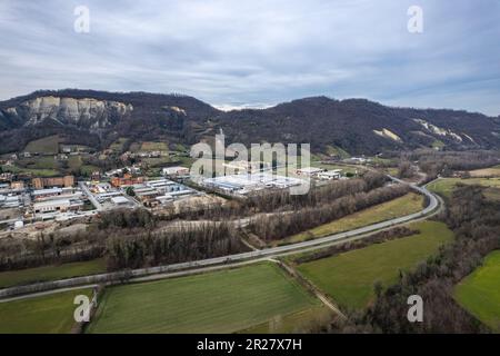 Luftdrohnenpanorama der Stadt Lugagnano im Arda-Tal, Piacenza, Emilia Romagna Italien Stockfoto