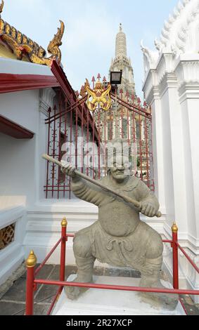 Eine Statue eines Wächters bei der Hauptpagode von Wat Arun ( Tempel der Morgenröte ) in Bangkok, Thailand. Stockfoto