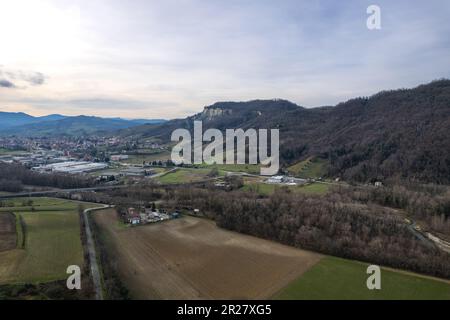 Luftdrohnenpanorama der Stadt Lugagnano im Arda-Tal, Piacenza, Emilia Romagna Italien Stockfoto