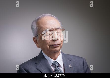 Hiroshima, Japan. 15. Mai 2023. Kunihiko Iida, Überlebender des Atombombenanschlags auf Hiroshima, aufgenommen in einem Interview vor Beginn des G7-Gipfels in Hiroshima. Vom 19. Bis 21. Mai findet der G7-Gipfel in Japan statt. Die "Siebenergruppe" (G7) ist ein informelles Bündnis führender Industrieländer. Die Mitglieder sind Deutschland, Frankreich, Großbritannien, Italien, Japan, Kanada und die USA. Kredit: Michael Kappeler/dpa/Alamy Live News Stockfoto