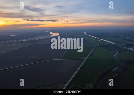 Cremona, Italien - Januar 2023 Sonnenuntergang in Plain Stockfoto