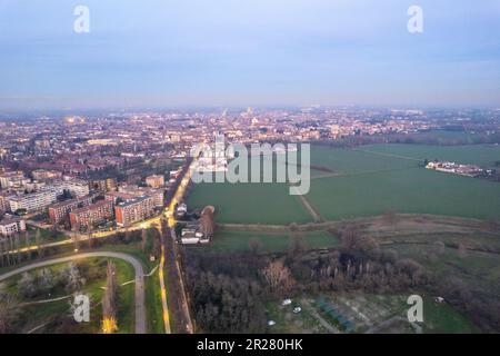 Cremona, Italien - 2023. Januar Sonnenuntergang in Ebene in der Nähe der Stadt, Po-Brücke, die Emilia Romagna und Lombardei verbindet Stockfoto