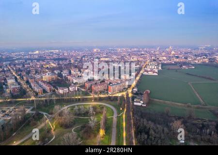 Cremona, Italien - 2023. Januar Sonnenuntergang in Ebene in der Nähe der Stadt, Po-Brücke, die Emilia Romagna und Lombardei verbindet Stockfoto