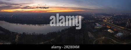 Cremona, Italien - 2023. Januar Sonnenuntergang in Ebene in der Nähe der Stadt, Po-Brücke, die Emilia Romagna und Lombardei verbindet Stockfoto