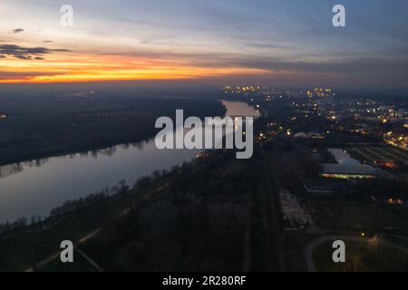 Cremona, Italien - 2023. Januar Sonnenuntergang in Ebene in der Nähe der Stadt, Po-Brücke, die Emilia Romagna und Lombardei verbindet Stockfoto