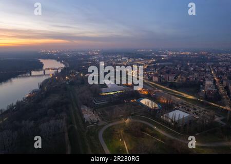 Cremona, Italien - 2023. Januar Sonnenuntergang in Ebene in der Nähe der Stadt, Po-Brücke, die Emilia Romagna und Lombardei verbindet Stockfoto