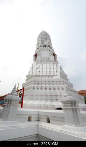 Wat Rakhangkhositaram am Ufer des Chao Phraya in Bangkok, Thailand. Stockfoto