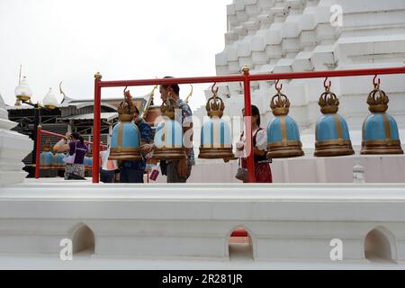 Wat Rakhangkhositaram am Ufer des Chao Phraya in Bangkok, Thailand. Stockfoto