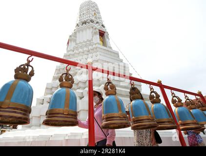 Wat Rakhangkhositaram am Ufer des Chao Phraya in Bangkok, Thailand. Stockfoto