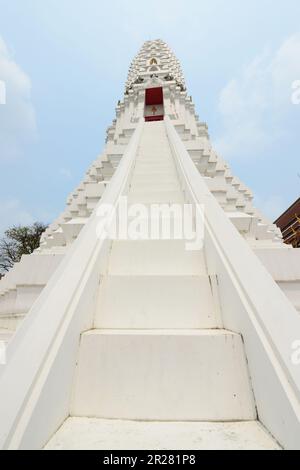 Wat Rakhangkhositaram am Ufer des Chao Phraya in Bangkok, Thailand. Stockfoto