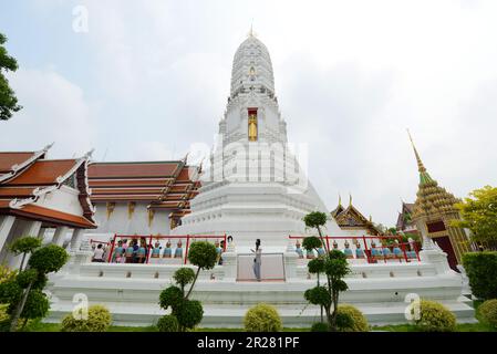 Wat Rakhangkhositaram am Ufer des Chao Phraya in Bangkok, Thailand. Stockfoto