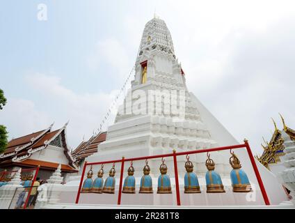 Wat Rakhangkhositaram am Ufer des Chao Phraya in Bangkok, Thailand. Stockfoto