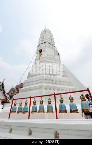 Wat Rakhangkhositaram am Ufer des Chao Phraya in Bangkok, Thailand. Stockfoto