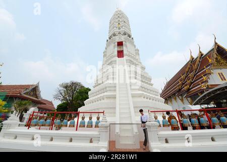 Wat Rakhangkhositaram am Ufer des Chao Phraya in Bangkok, Thailand. Stockfoto