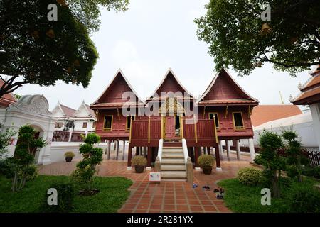 Wat Rakhangkhositaram am Ufer des Chao Phraya in Bangkok, Thailand. Stockfoto