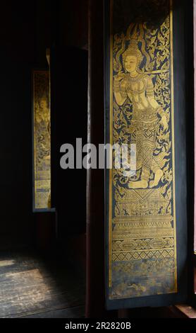 Wat Rakhangkhositaram am Ufer des Chao Phraya in Bangkok, Thailand. Stockfoto