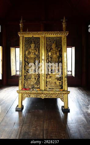 Wat Rakhangkhositaram am Ufer des Chao Phraya in Bangkok, Thailand. Stockfoto