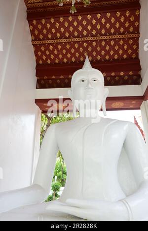 Wat Rakhangkhositaram am Ufer des Chao Phraya in Bangkok, Thailand. Stockfoto