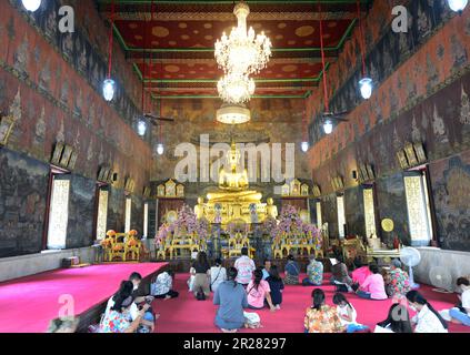 Wat Rakhangkhositaram am Ufer des Chao Phraya in Bangkok, Thailand. Stockfoto