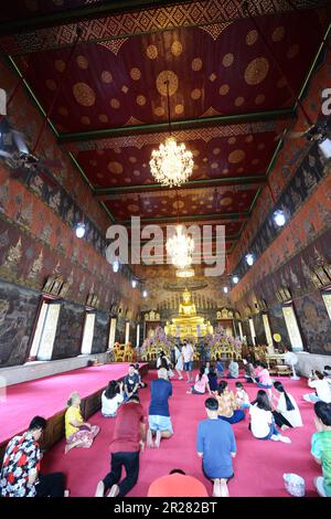 Wat Rakhangkhositaram am Ufer des Chao Phraya in Bangkok, Thailand. Stockfoto